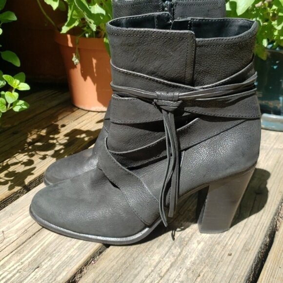 Vince Camuto Ferrah Leather Bootie Black - Picture 5 of 11